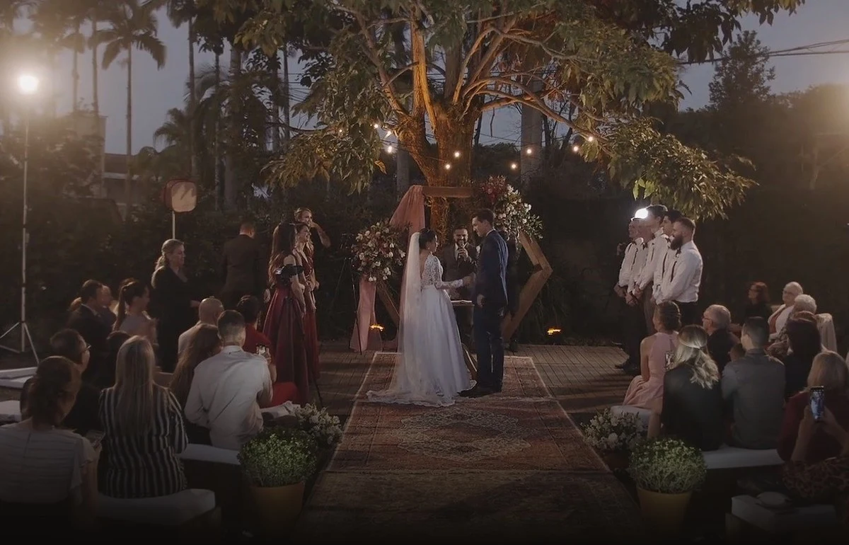 Cerimônia de casamento ao ar livre, cercada por árvores