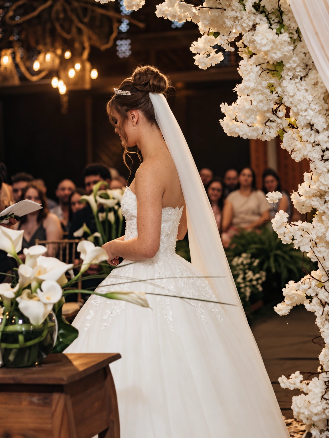 Samara durante a cerimônia de casamento, cercada pelas flores e pelos convidados